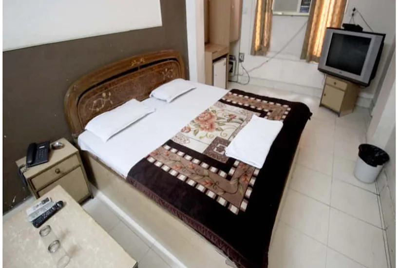 Hotel Crown Dlx | Double Bed AC Room